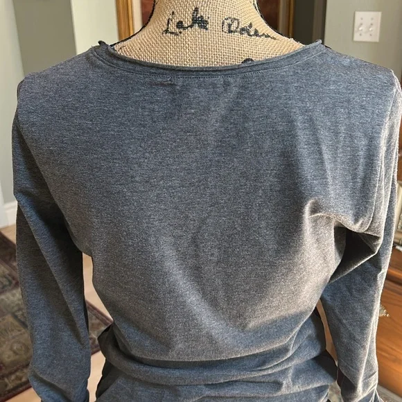 Sundance Red Valor Top, Size Medium. Elastic at sleeve and side hip. - Picture 5 of 7